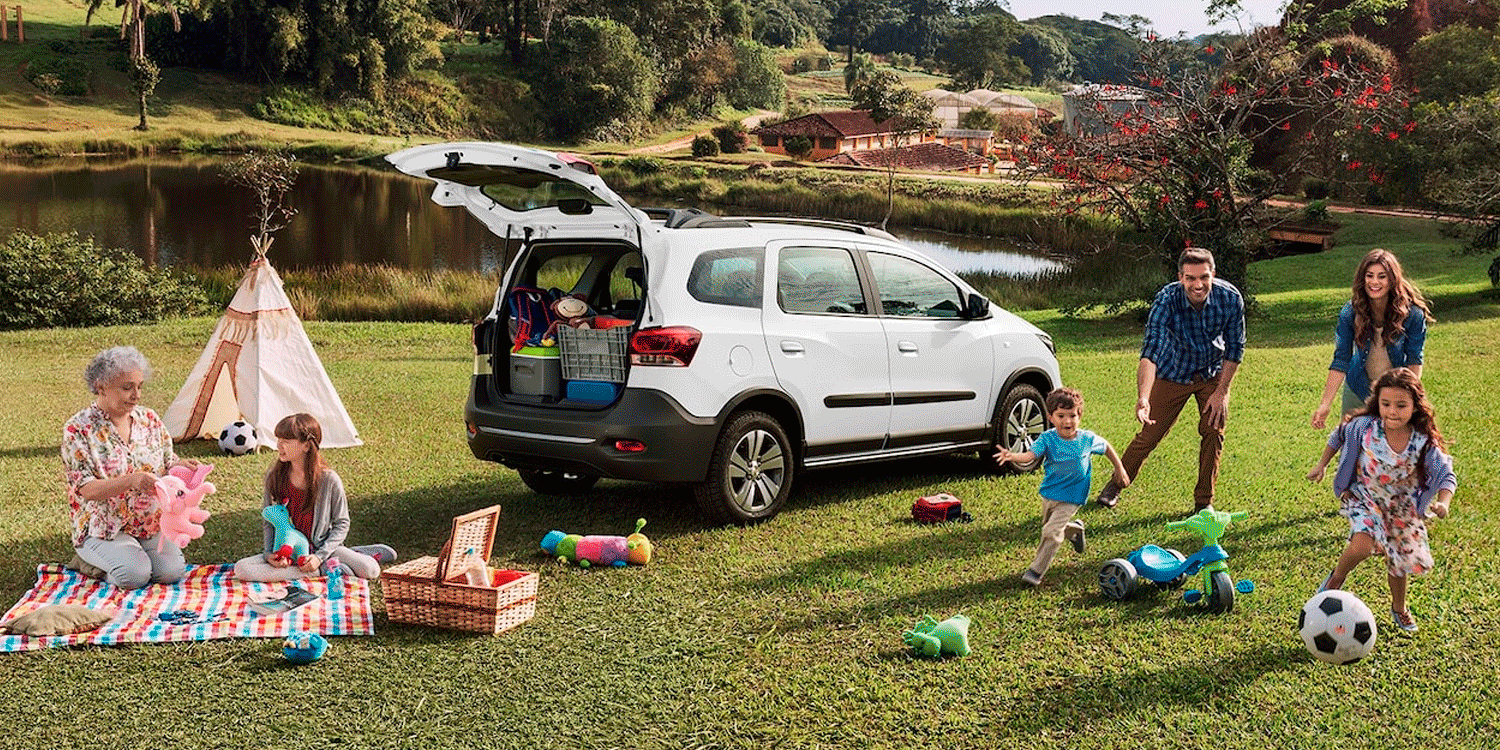 Imagen de la spin activ en el exterior con una familia jugando frente a ella